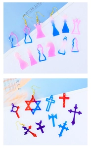 Gros plan de breloques en résine échecs et croix en dégradés de rose et bleu pailleté