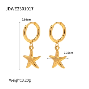 Detailansicht von Seestern-Ohrringen aus 18K Gold mit Größenangaben und Gewicht