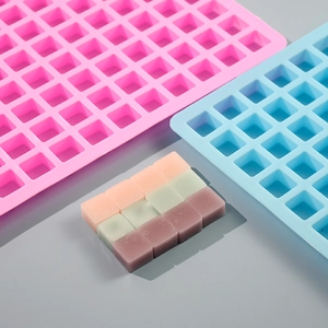 Detalle de moldes de silicona de 126 cavidades azul y rosa con gomitas cuadradas