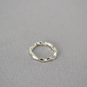 Detailansicht der silbernen Hammerschlag-Textur auf einem minimalistischen Ring