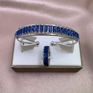 Elegante conjunto de joyas de plata con piedras preciosas azul oscuro en talla esmeralda