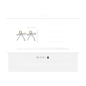 Détail de boucles d'oreilles nœud en perles avec dimensions de 4,1 cm sur 3,5 cm