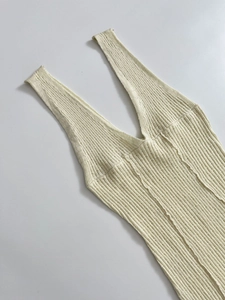 Detailaufnahme der cremeweißen Rippstrickweste mit vertikalem Streifenmuster