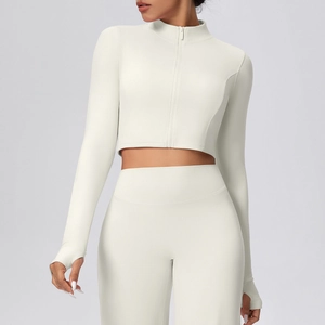 Detail der cremeweißen Yoga-Jacke mit Daumenloch-Bündchen und funktionalem Reißverschluss
