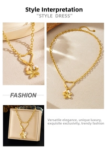 Détail du pendentif fleur de muguet avec perles sur chaîne dorée et fermoir cœur en coffret