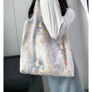 Détail du grand sac cabas blanc avec broderie florale 3D et texture chenille douce
