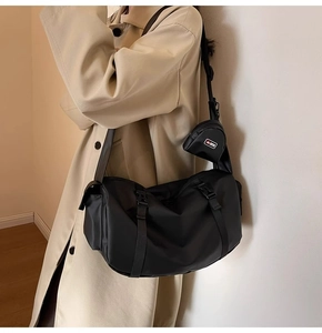 Vue détaillée du sac de sport noir imperméable avec pochette accessoire incluse
