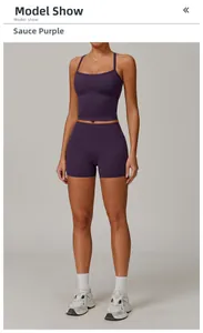 Détail de l'ensemble de yoga prune avec caraco moulant et short de sport taille haute