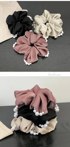 Lot de trois chouchous en satin avec perles en noir, rose et beige élégant