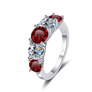 Makroaufnahme einer S925 Sterlingsilber-Ringschiene mit fünfreihigem Edelsteinbesatz