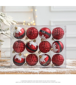 Gros plan de 12 boules de Noël rouges avec motifs de Père Noël dans leur boîte