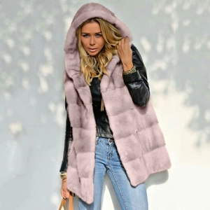 Gilet à capuche en fausse fourrure rose avec rayures horizontales et coupe ample