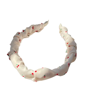 Serre-tête blanc crème avec motifs cerises rouges et élégant design en tissu plissé
