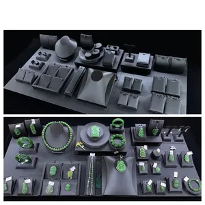 Grüne Jade Schmuckkollektion auf professionellen schwarzen Display-Tabletts und Ständern