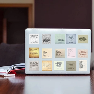 Adesivi con citazioni vintage ispiratrici applicati su un laptop per decorazione DIY