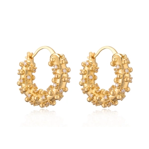 Pendientes de aro geométricos minimalistas en oro con acabado texturizado y circonitas