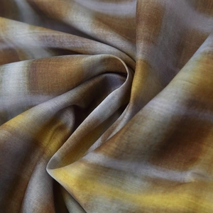 Gros plan d'un tissu à carreaux vintage aux tons terre pour ensemble femme chic