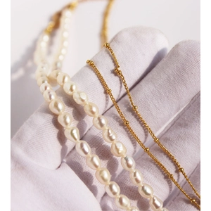 Collana di perle vintage francese con ciondolo ala d'angelo dorata e medaglia tonda