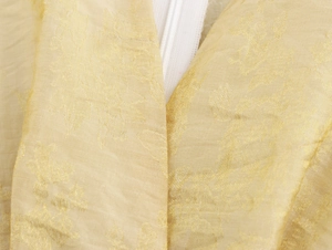 Détail du tissu jacquard et de la fermeture éclair invisible sur la robe jaune clair