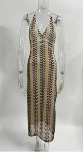 Gros plan détaillé sur la maille chevronnée et le motif ondulé multicolore de la robe