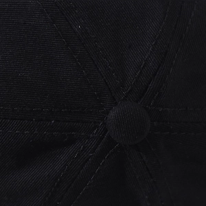 Detailansicht der Oberseite einer schwarzen Baumwoll-Baseballkappe mit Twill-Struktur