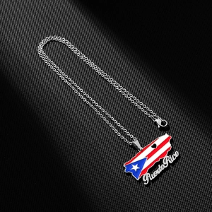 Gros plan du pendentif drapeau Porto Rico en émail avec chaîne à maillons en acier inox