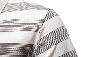 Vue détaillée de la couture d'épaule et texture tricotée à rayures du polo en coton