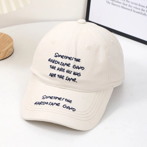 Vintage gewaschene beige Baseballkappe mit marineblauem Schreibschrift-Stick