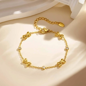 Bracelet doré en acier inoxydable avec nœud et zircon pour filles sur support décoratif
