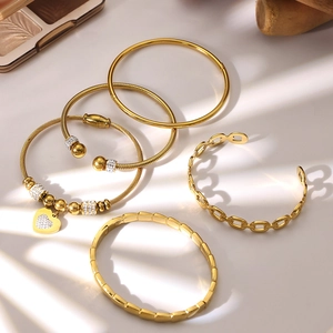 Set de 5 elegantes pulseras de acero inoxidable dorado con colgante de corazón y cadenas