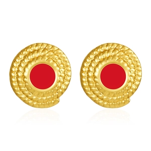 Détail macro de boucles d'oreilles vintage en or 18K avec émail rouge et bords tressés