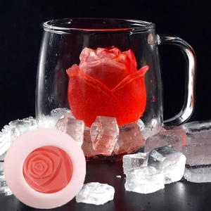 3D-Rosen-Silikonform für DIY-Kerzen und Seifen mit fertigen Eisrosen in einem Glas präsentiert