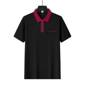 Detail eines Herren-Poloshirts mit Reißverschluss und weinrotem Kontrastbesatz am Kragen