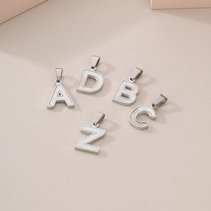 Pendentifs alphabet en argent avec nacre blanche lettres A B C D Z en finition acier poli