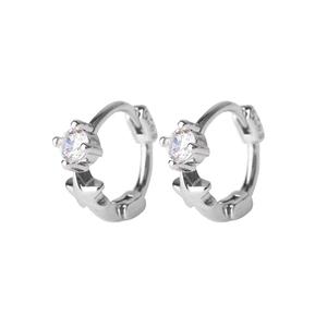 Orecchini a cerchio stella in argento S925 con zircone su sfondo bianco puro