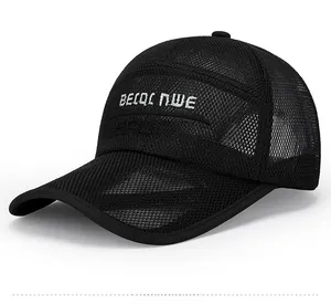 Detailansicht der schwarzen Mesh-Baseballkappe mit weißer Stickerei und Netzstruktur