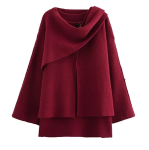 Dettaglio del cardigan in maglia bordeaux con collo a sciarpa e bottone scuro