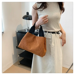 Sac à main en velours côtelé pour femme, fourre-tout tendance uni avec poignées.