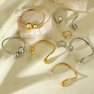 Ensemble Bracelet Manchette et Bague en Acier Inoxydable Goutte d'Eau Irrégulière Plaqué Or 18K Perle Artificielle Femme