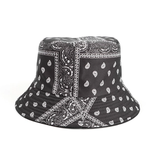Detailansicht des beidseitigen Fischerhuts mit schwarz-weißem Bandana-Paisley-Muster