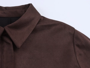 Gros plan du col et de la texture suédée de cette chemise mode marron pour femmes