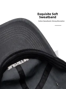 Dettaglio del cappello da baseball in cotone lavato con fascia morbida e ricamo
