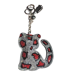 Portachiavi leopardo scintillante con strass argento e rossi e pendente con nappa elegante