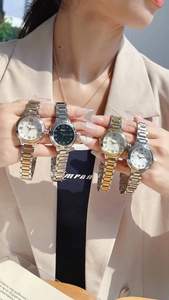 Gros plan de montres Scottie avec cadran en nacre et bracelet en acier inoxydable