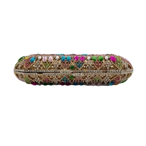Dettaglio borsa da sera lussuosa con strass colorati e cornice in metallo dorato chic