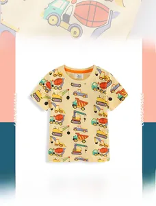 Detail eines hellgelben Baumwoll-T-Shirts für Kinder mit Allover-Cartoon-Baustellenfahrzeug