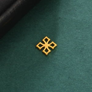 18K gold-plated stainless steel geometric clover charm pendant on textured surface