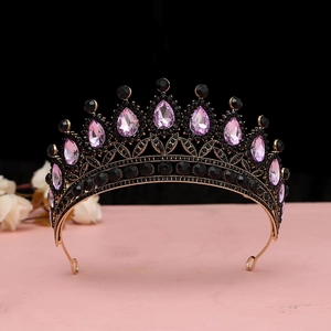 Dettaglio della corona barocca nera con cristalli viola e finiture metalliche curate