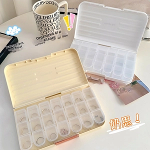Vue macro de la boîte de rangement transparente à 20 cases pour bagues et bijoux