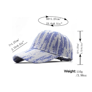 Détail de la casquette tie-dye avec sangle réglable et mesures de profondeur de 12 cm